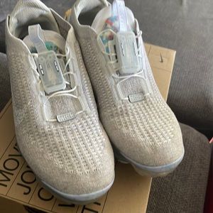 Vapor max women size 8